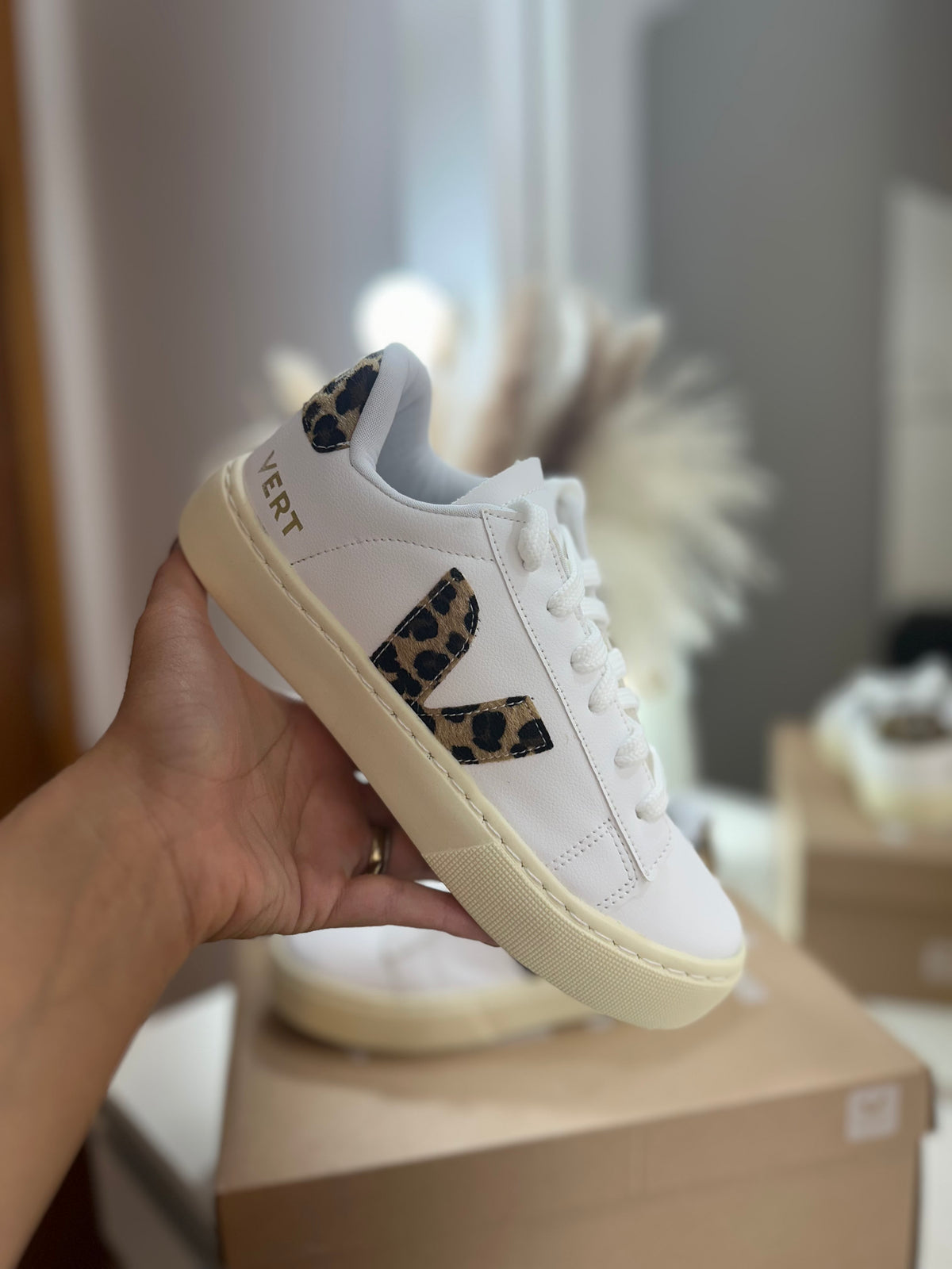 Tênis Casual Feminino Branco com Animal Print