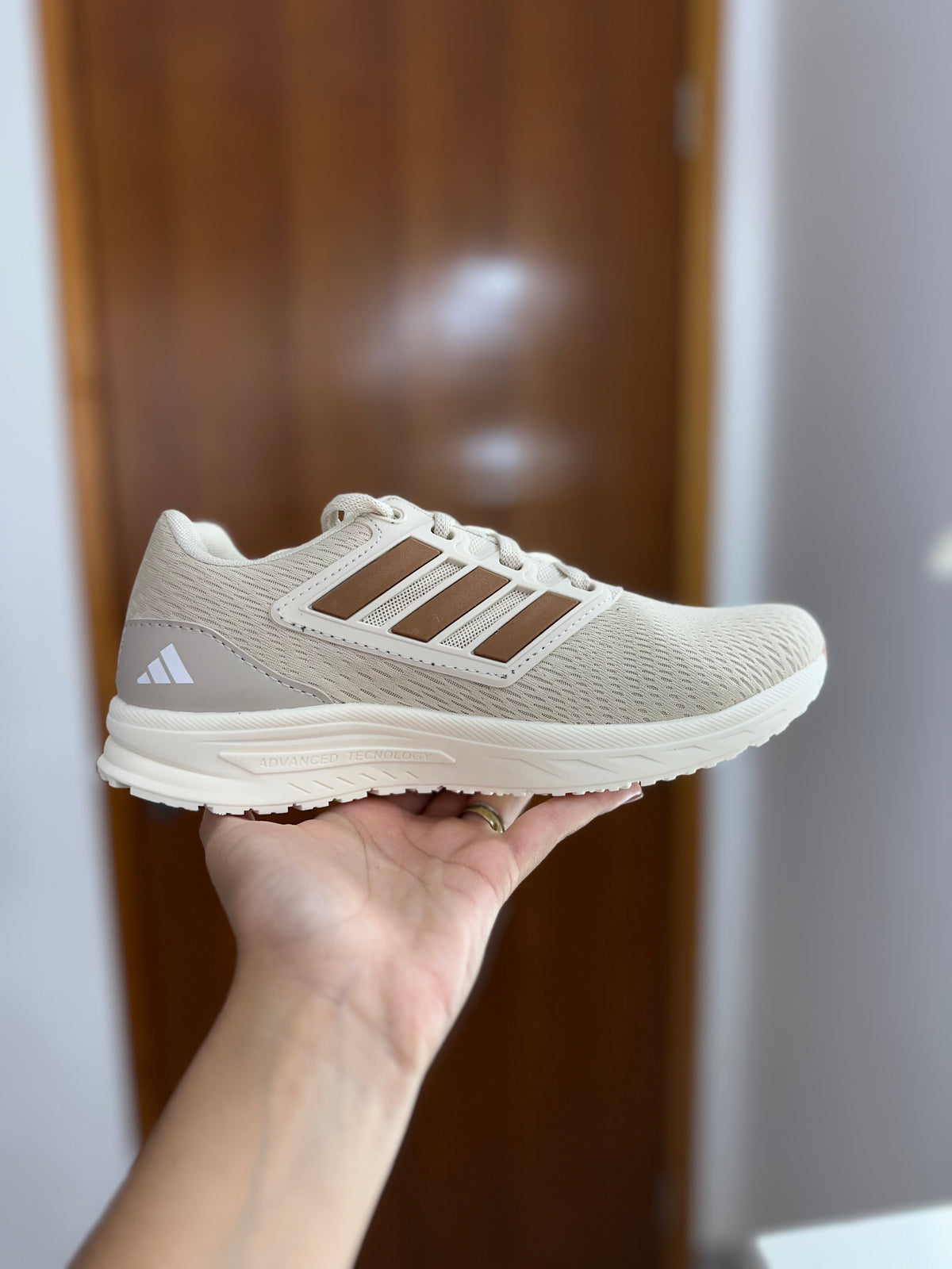 Tênis Casual Esportivo Feminino Bege com Detalhes Marrom