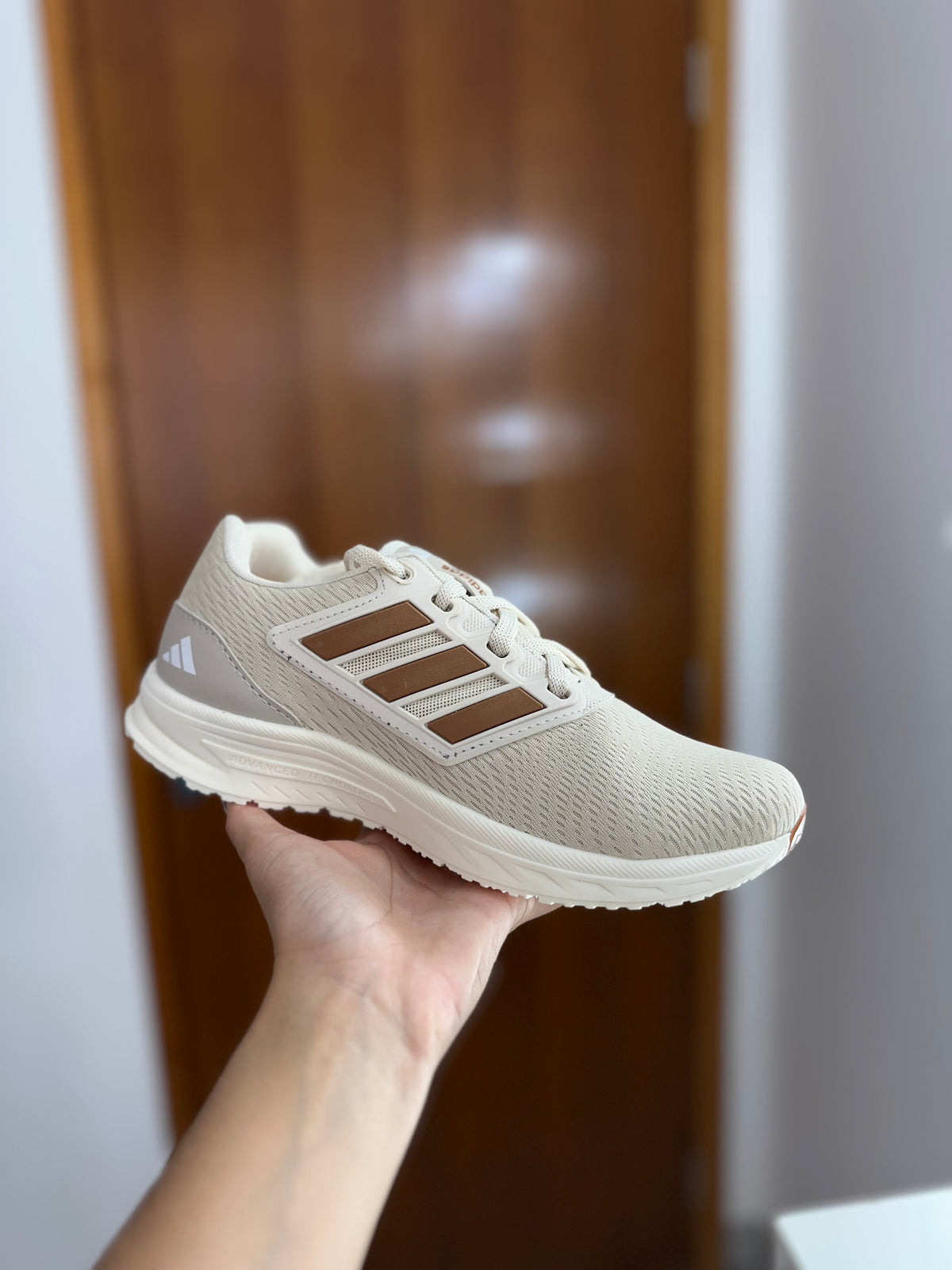 Tênis Casual Esportivo Feminino Bege com Detalhes Marrom