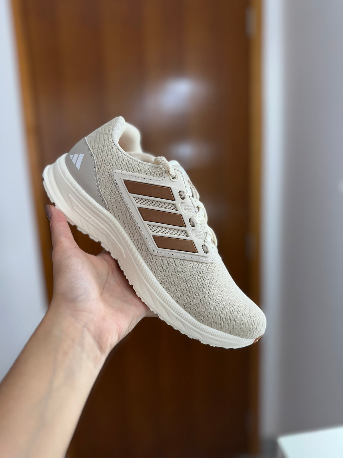 Tênis Casual Esportivo Feminino Bege com Detalhes Marrom
