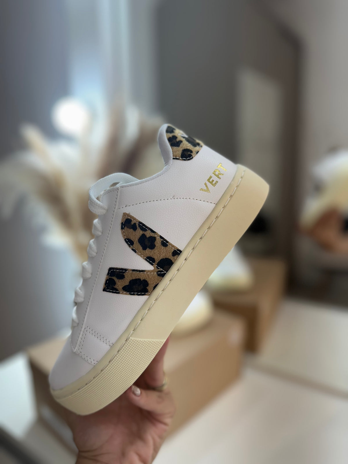Tênis Casual Feminino Branco com Animal Print
