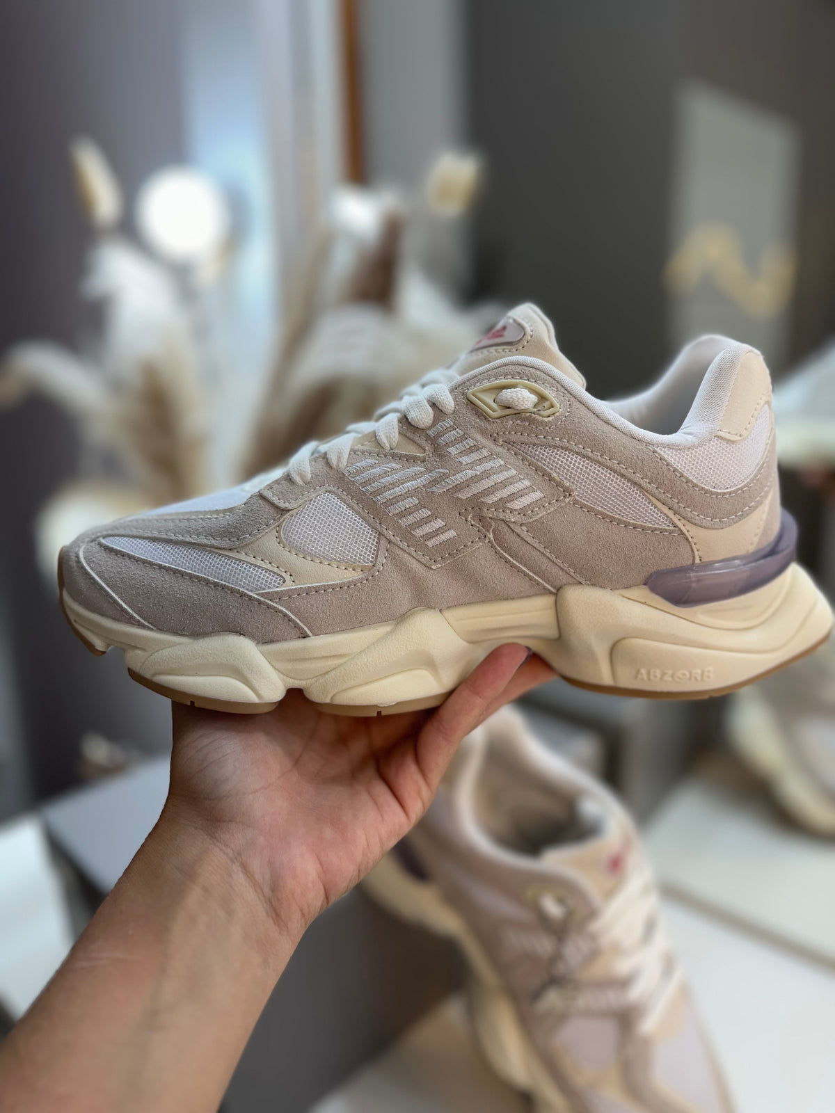 Tênis NB 9060 Branco Gelo e Bege – Conforto, Estilo e Performance