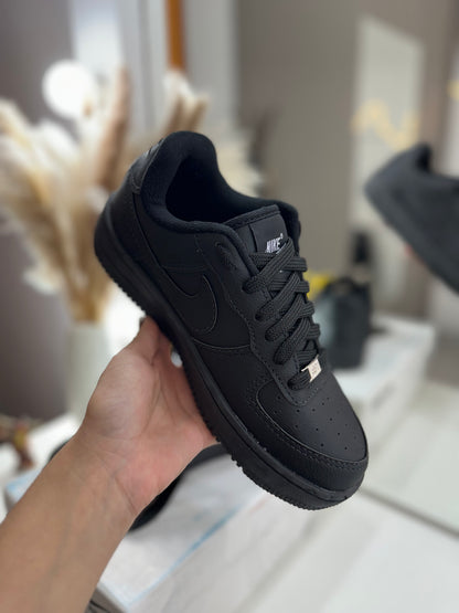 Tênis Force 1 Low All Black – Clássico, Conforto e Versatilidade